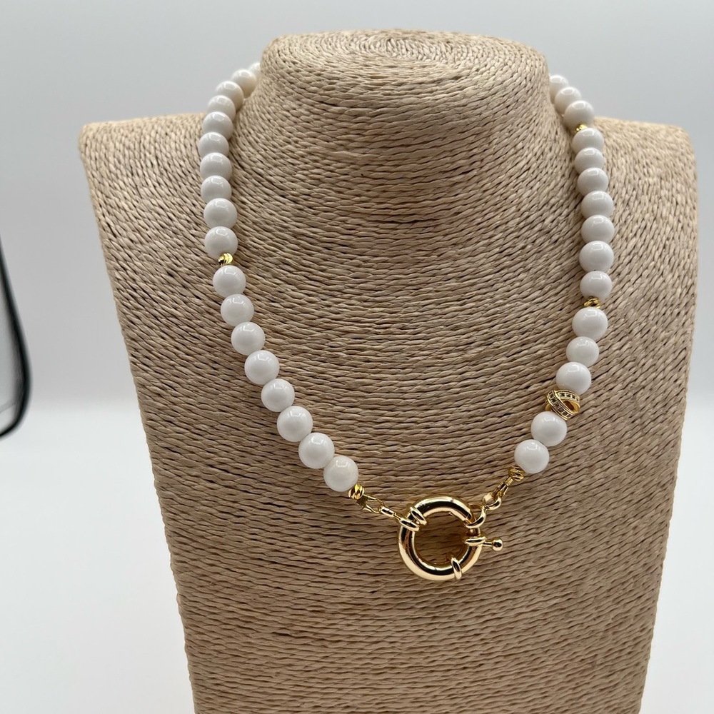 Elegant White and Gold Beaded Necklace